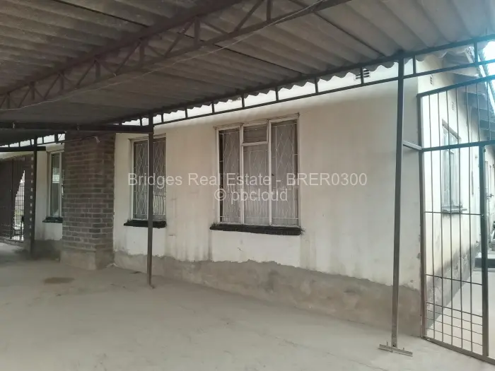 6 Bedroom House for Sale in Budiriro, Harare
