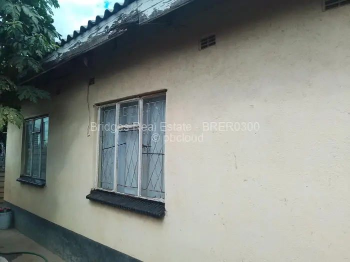 6 Bedroom House for Sale in Budiriro, Harare