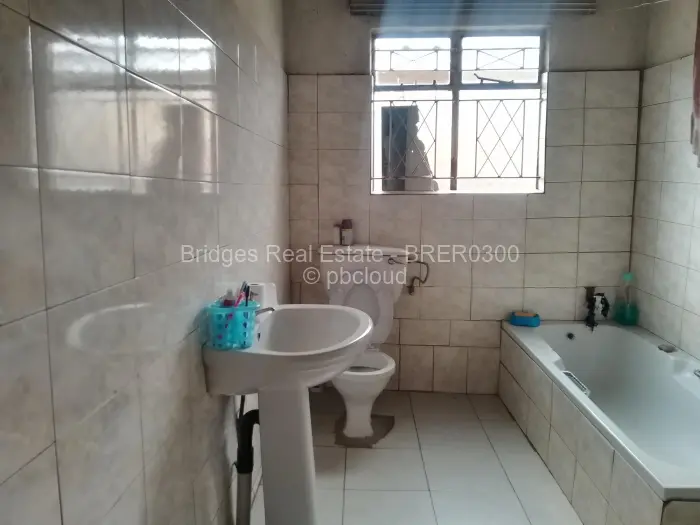 6 Bedroom House for Sale in Budiriro, Harare