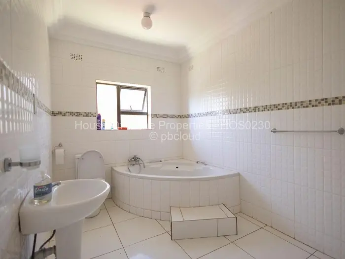 6 Bedroom House for Sale in Quinnington, Harare