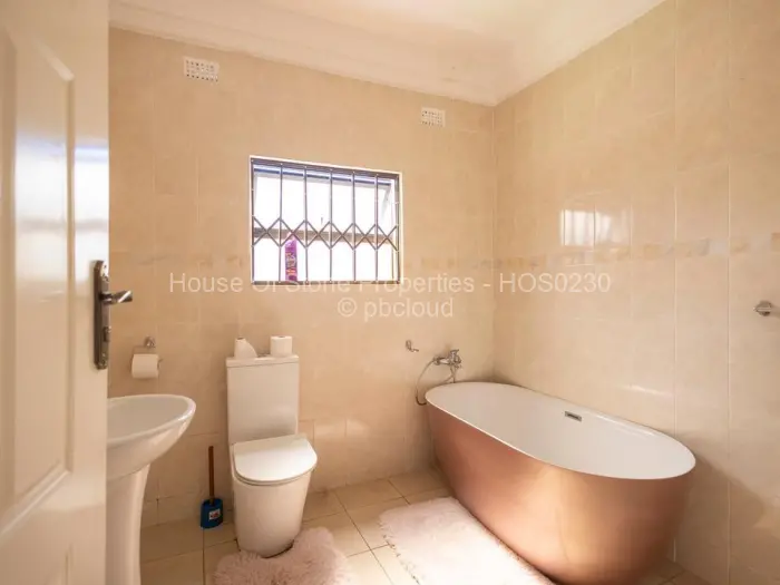 6 Bedroom House for Sale in Quinnington, Harare