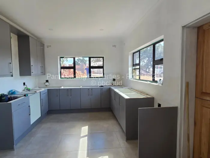 Townhouse/Complex/Cluster for Sale in Four Winds, Bulawayo
