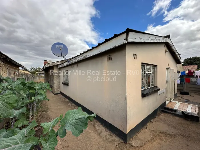 5 Bedroom House for Sale in Dzivarasekwa, Harare