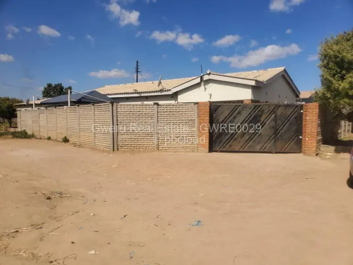 4 Bedroom House for Sale in Woodlands Park, Gweru