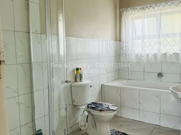 Townhouse/Complex/Cluster to Rent in Newlands