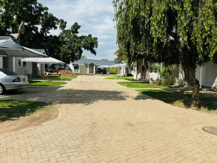 Townhouse/Complex/Cluster to Rent in Newlands