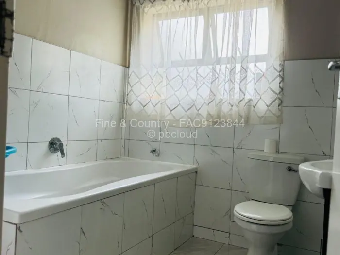 Townhouse/Complex/Cluster to Rent in Newlands