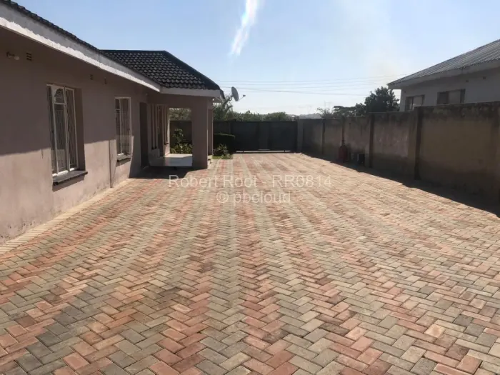 4 Bedroom House for Sale in Chipukutu Park, Ruwa