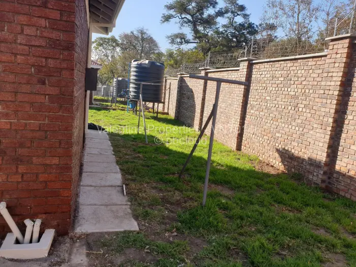 Townhouse/Complex/Cluster to Rent in Highlands, Harare