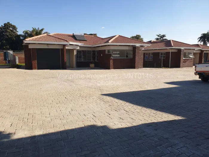 Townhouse/Complex/Cluster to Rent in Highlands, Harare