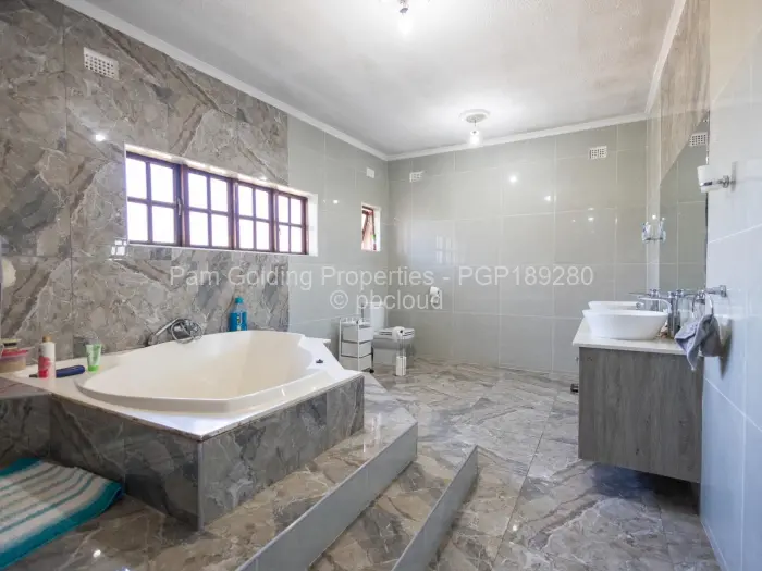 6 Bedroom House for Sale in Philadelphia, Harare