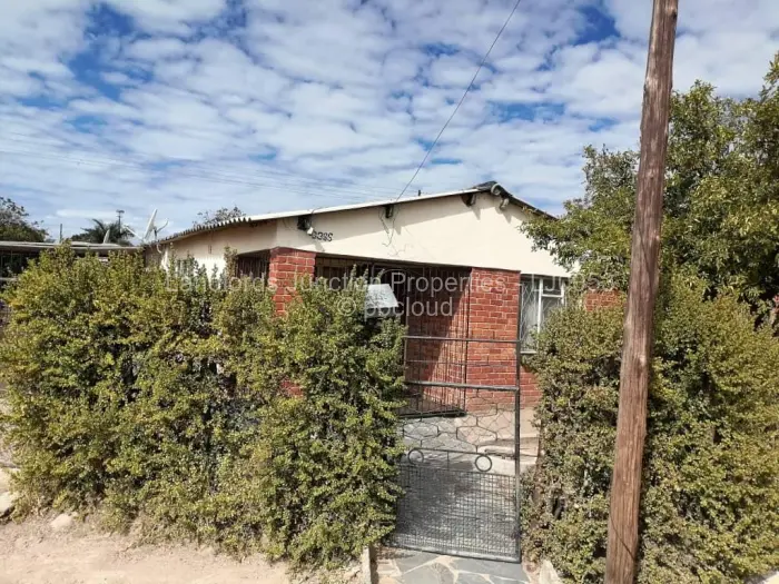 5 Bedroom House for Sale in Gwabalanda, Bulawayo