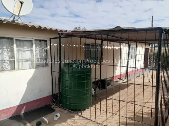 5 Bedroom House for Sale in Gwabalanda, Bulawayo