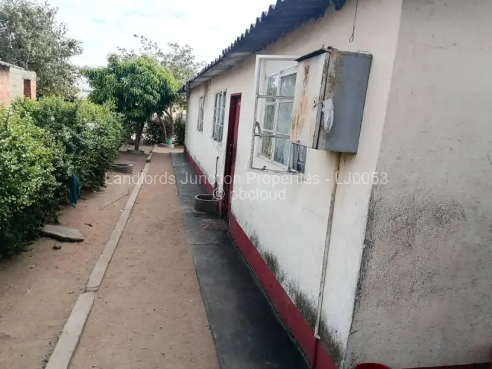 5 Bedroom House for Sale in Gwabalanda, Bulawayo