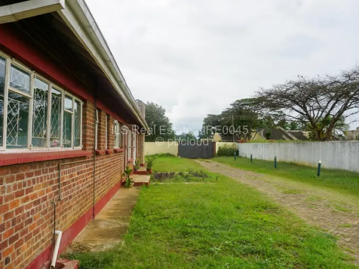 5 Bedroom House to Rent in Borrowdale West