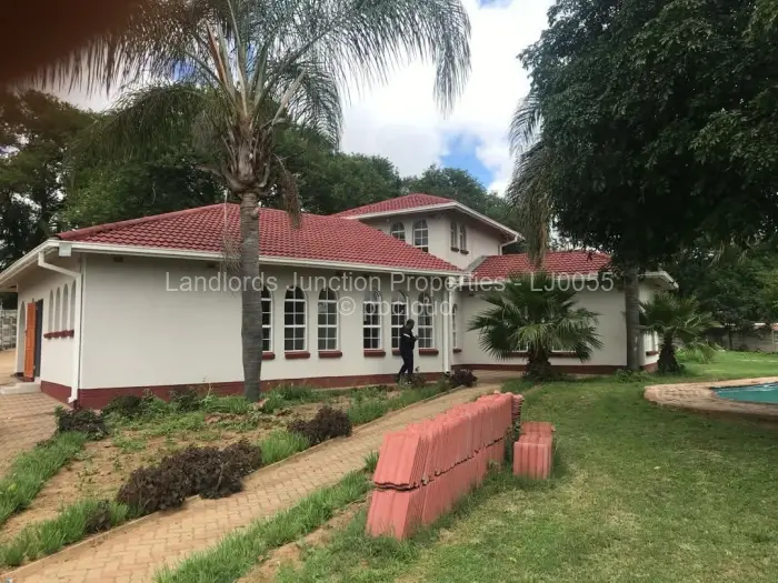 5 Bedroom House for Sale in Kumalo, Bulawayo