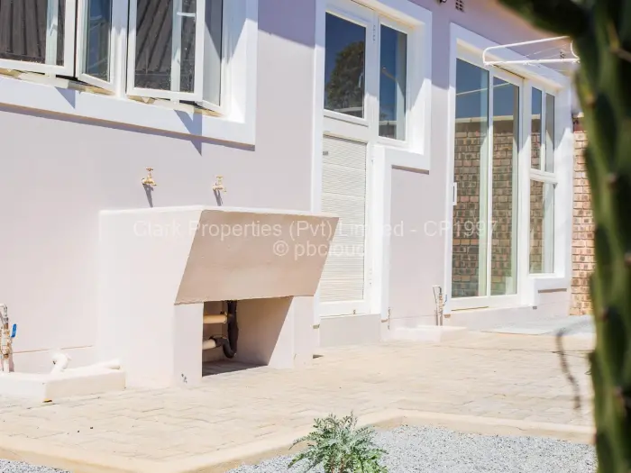 Townhouse/Complex/Cluster to Rent in Mount Pleasant, Harare