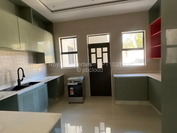 Townhouse/Complex/Cluster to Rent in Glen Lorne