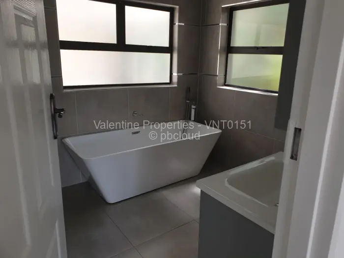 7 Bedroom House to Rent in Kambanji, Harare