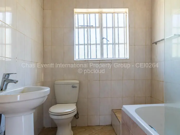 Townhouse/Complex/Cluster to Rent in Newlands