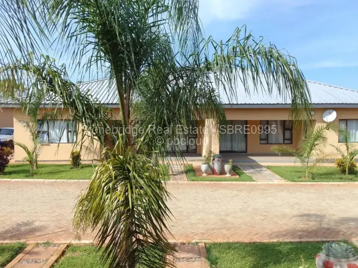 Townhouse/Complex/Cluster to Rent in Woodville Park, Bulawayo