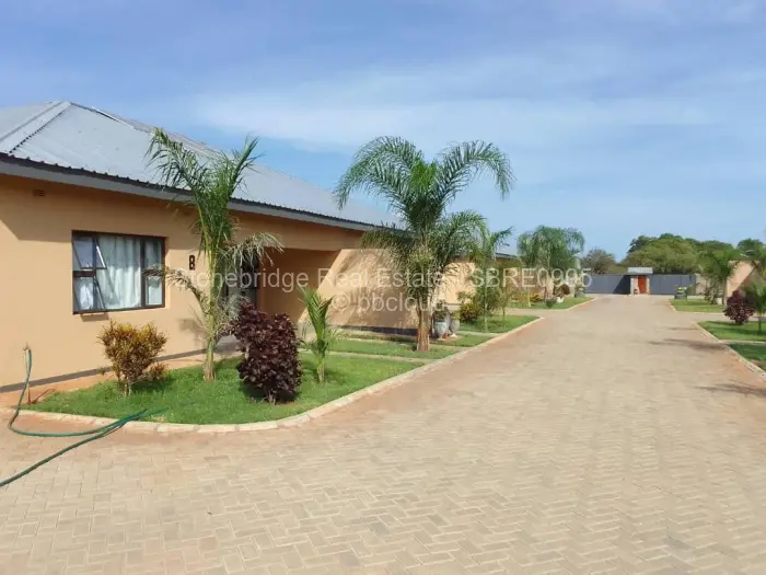 Townhouse/Complex/Cluster to Rent in Woodville Park, Bulawayo