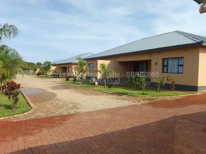 Townhouse/Complex/Cluster to Rent in Woodville Park, Bulawayo