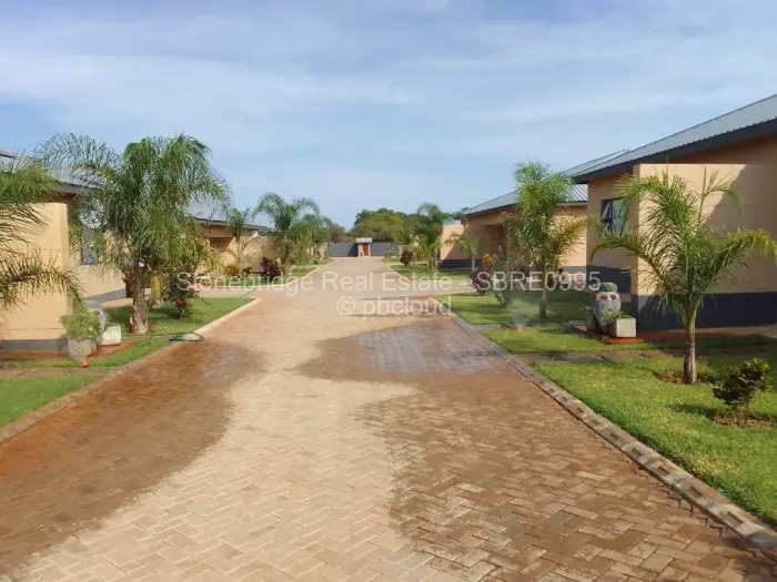 Townhouse/Complex/Cluster to Rent in Woodville Park, Bulawayo