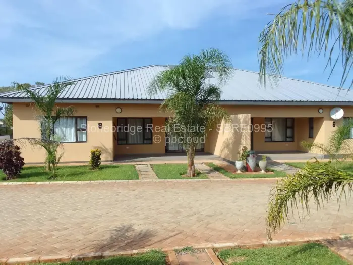 Townhouse/Complex/Cluster to Rent in Woodville Park, Bulawayo