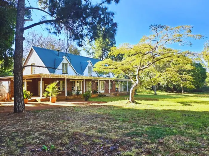 4 Bedroom Cottage/Garden Flat to Rent in Borrowdale, Harare