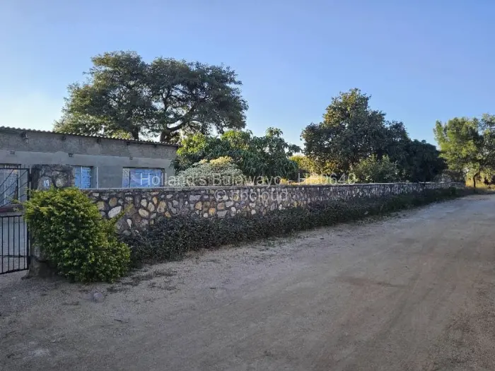 6 Bedroom House for Sale in Trenance, Bulawayo