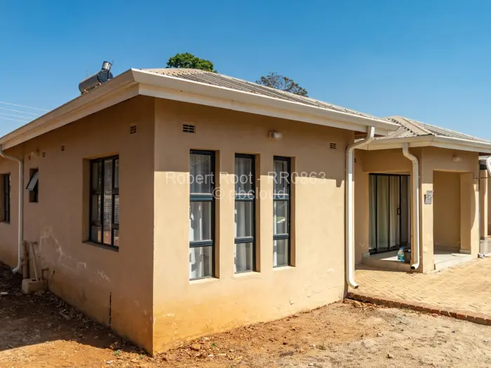 Townhouse/Cluster for Sale in Bluff Hill, Harare