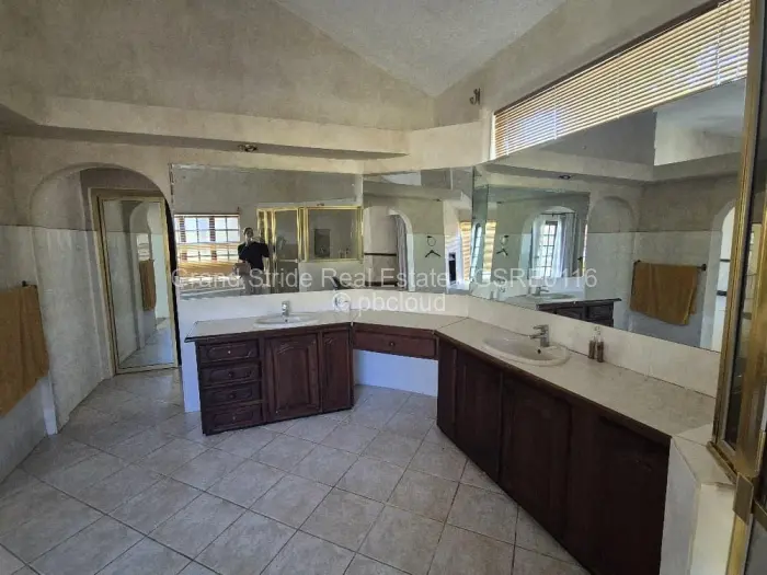 6 Bedroom House for Sale in Glen Lorne, Harare