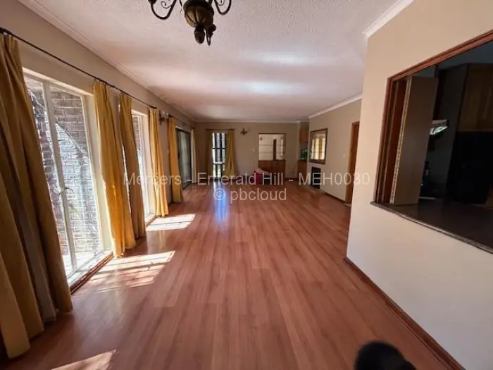 Townhouse/Complex/Cluster to Rent in Newlands