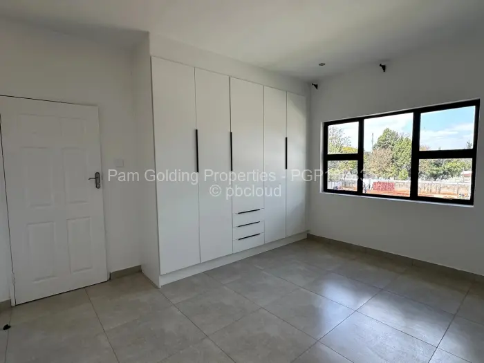 6 Bedroom House to Rent in Kambanji, Harare