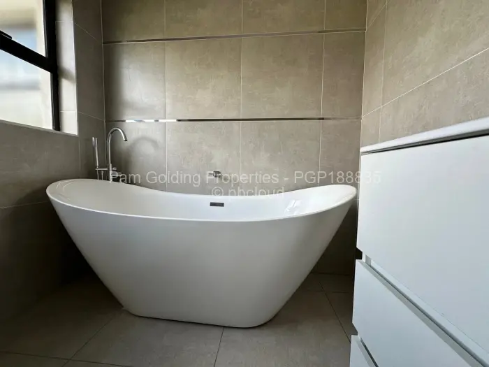 6 Bedroom House to Rent in Kambanji, Harare