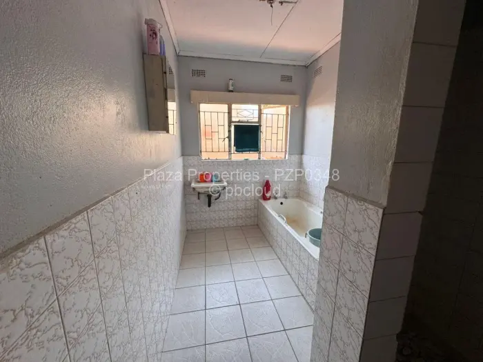 5 Bedroom House for Sale in Chitungwiza, Chitungwiza