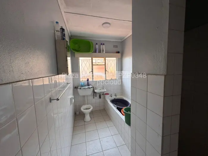 5 Bedroom House for Sale in Chitungwiza, Chitungwiza
