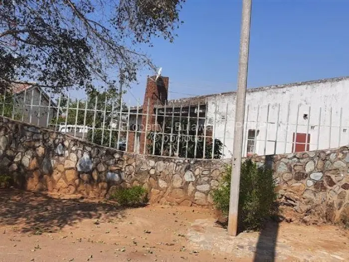 3 Bedroom House for Sale in Mahatshula, Bulawayo