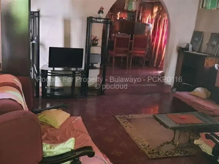 3 Bedroom House for Sale in Mahatshula, Bulawayo