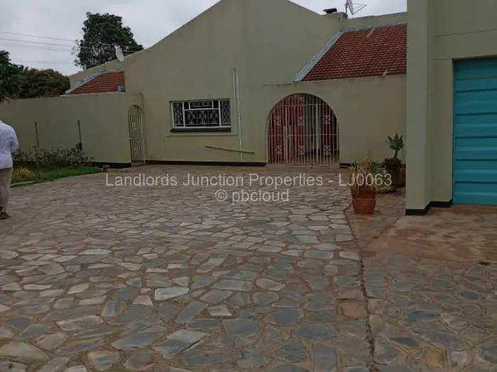 4 Bedroom House for Sale in Selbourne Park, Bulawayo