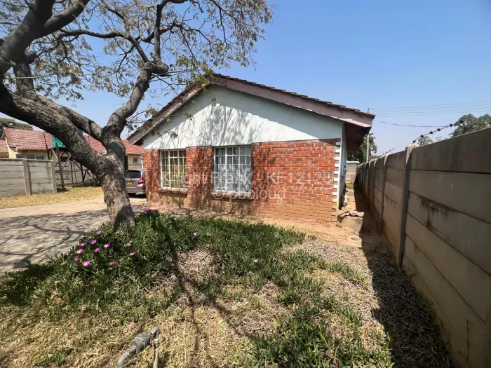 6 Bedroom House for Sale in Msasa Park, Harare