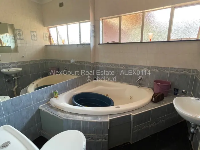 5 Bedroom House for Sale in Hogerty Hill, Harare