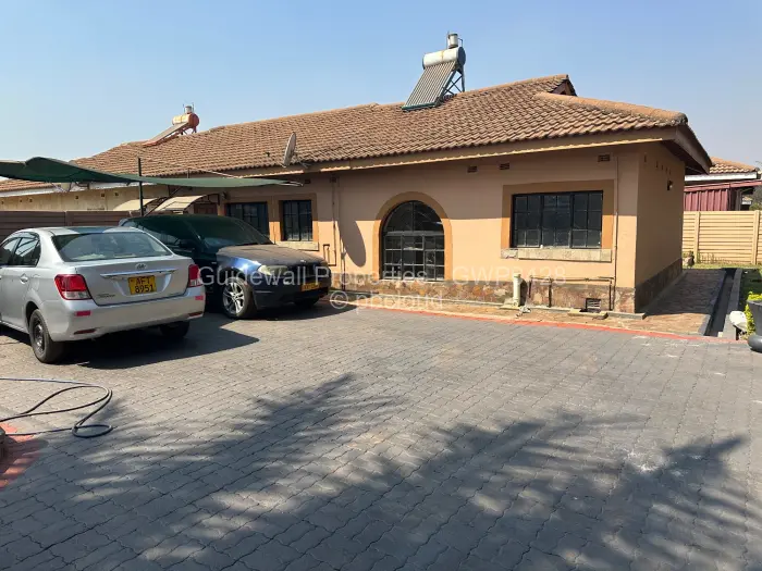3 Bedroom House to Rent in Meyrick Park