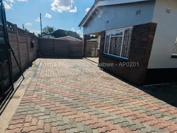 3 Bedroom House to Rent in Meyrick Park