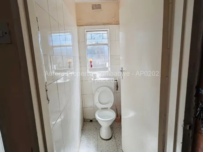 6 Bedroom House to Rent in Sunningdale