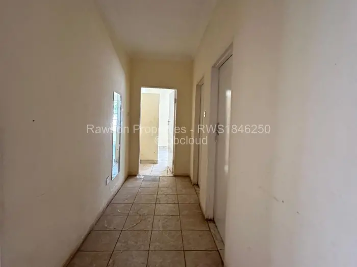 7 Bedroom House for Sale in Glaudina, Harare