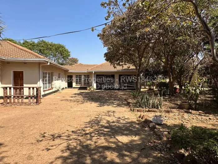 7 Bedroom House for Sale in Glaudina, Harare