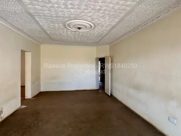 7 Bedroom House for Sale in Glaudina, Harare