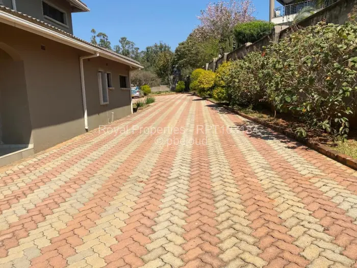 6 Bedroom House to Rent in Helensvale, Harare